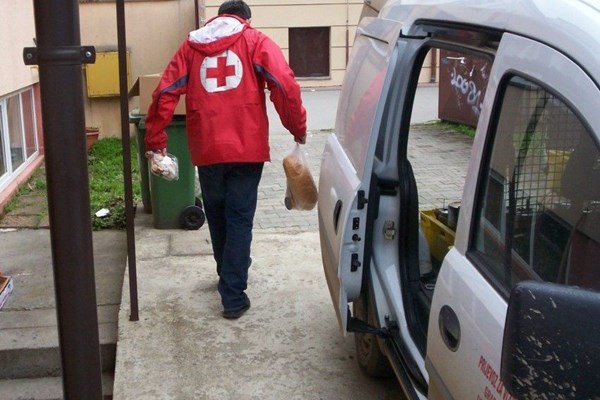 Đakovo – podijeljeni paketi kolača za Uskrs