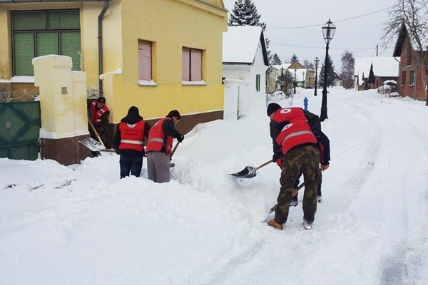 Volonteri Crvenog križa pomažu zametenima u snijegu