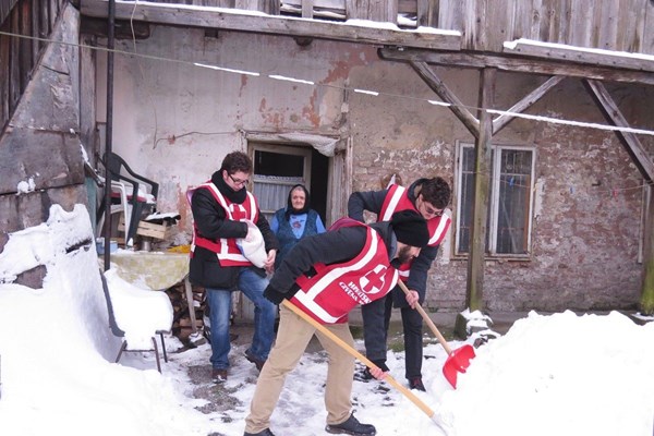 Sisak - čišćenje snijega s prilaza kućama starijih i nemoćnih osoba