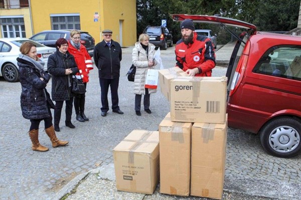 HCK Općoj bolnici Varaždin donirao pidžame i ručnike 