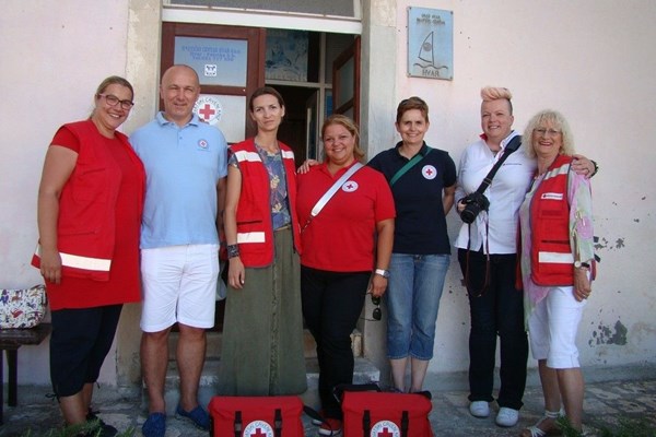 Hvar - Izvršni predsjednik HCK sa suradnicima u obilasku društava Crvenog križa srednjedalmatinskih otoka