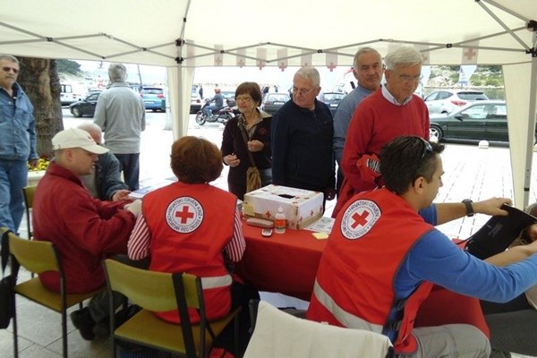 Makarska – akcija mjerenja tlaka i šećera povodom Svjetskog dana Crvenog križa