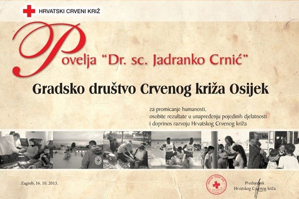 Predsjednik HCK prim. dr. Jelić uručio Povelju „Dr. sc. Jadranko Crnić“ osječkom Crvenom križu 