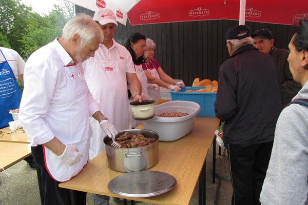 Koprivnica - Gradski vijećnici pripremili roštilj za korisnike Pučke kuhinje