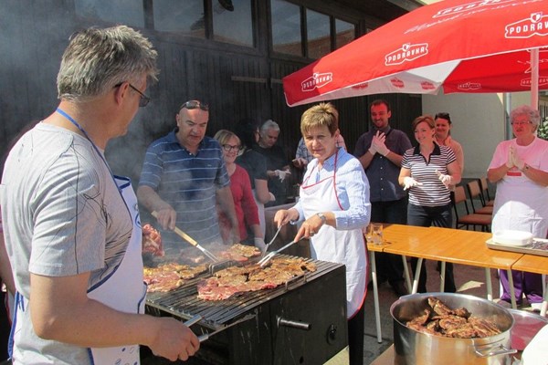 Koprivnica - gradski vijećnici i gradonačelnica Vesna Želježnjak pripremili roštilj za korisnike Pučke kuhinje