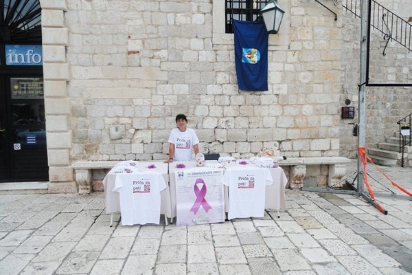 Hvar - obilježen Dan ružičaste vrpce