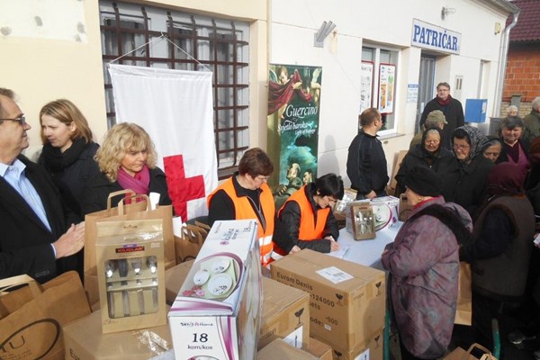 Vinkovci - donacija zagrebačkih muzealaca poplavljenim područjima