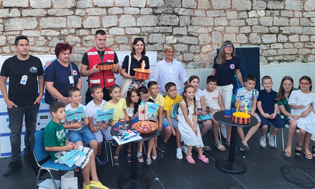 Predstavljena nova slikovnica Hrvatskog Crvenog križa „Neobično putovanje“ na Međunarodnom dječjem festivalu u Šibeniku