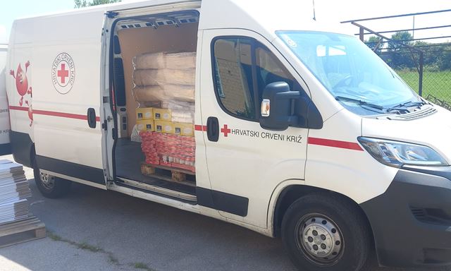 Hrvatski Crveni križ u Bošnjake poslao hranu, cerade i isušivače 